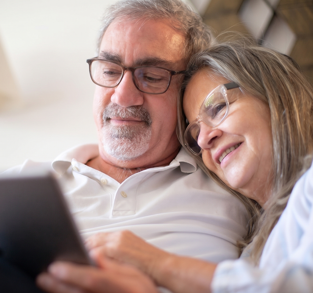 couple watching live stram